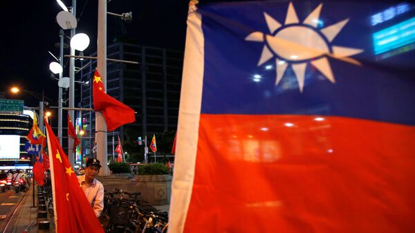 Banderas de Taiwán y China - Sputnik Mundo