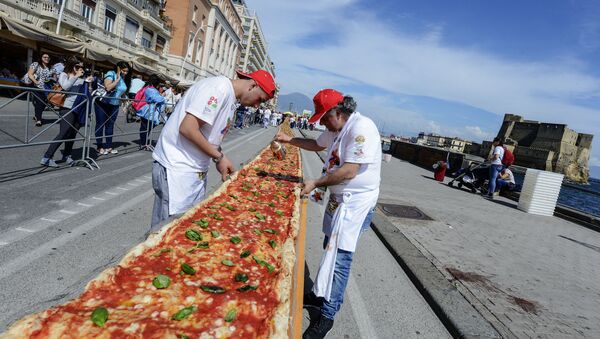 Pizza más larga del mundo - Sputnik Mundo