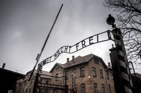 Puerta central del campo de exterminio Auschwitz Puerta central del campo de exterminio Auschwitz - Sputnik Mundo