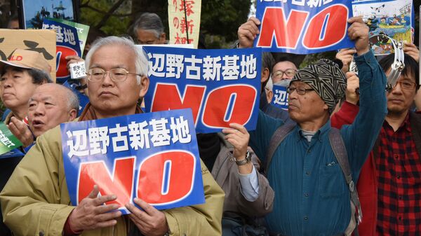 Una manifestación contra la construcción de nueva base militar de EEUU en Japón (archivo) - Sputnik Mundo