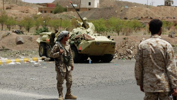 Yemeni army soldiers stand guard at a checkpoint in the entrance of Sanaa, Yemen - Sputnik Mundo