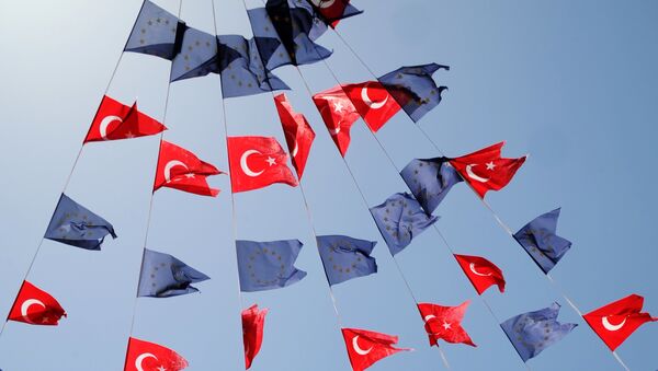 Turkish and European Union flags fly together at Taksim Square on May 24, 2013, in Istanbul. - Sputnik Mundo