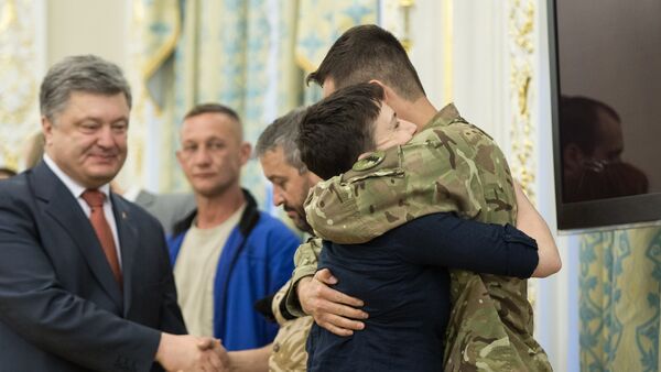 Presidente de Ucrania Petró Poroshenko y la militar Nadezhda Sávchenko - Sputnik Mundo