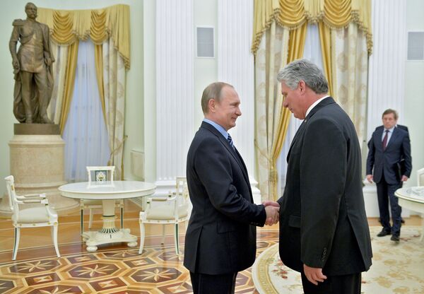 Presidente ruso, Vladímir Putin, y primer vicepresidente de los Consejos de Estado y de Ministros de Cuba, Miguel Díaz-Canel Presidente ruso, Vladímir Putin, y primer vicepresidente de los Consejos de Estado y de Ministros de Cuba, Miguel Díaz-Canel - Sputnik Mundo