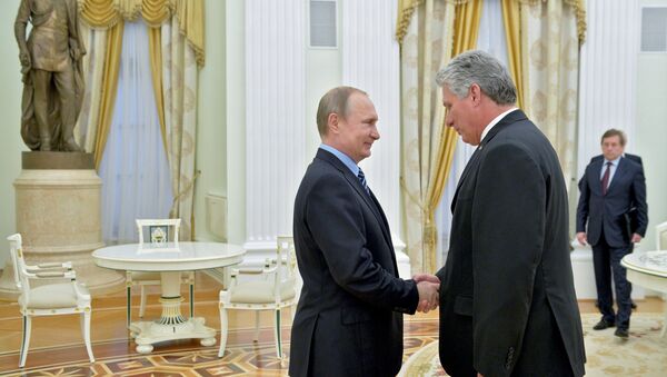 Presidente ruso, Vladímir Putin, y primer vicepresidente de los Consejos de Estado y de Ministros de Cuba, Miguel Díaz-Canel - Sputnik Mundo