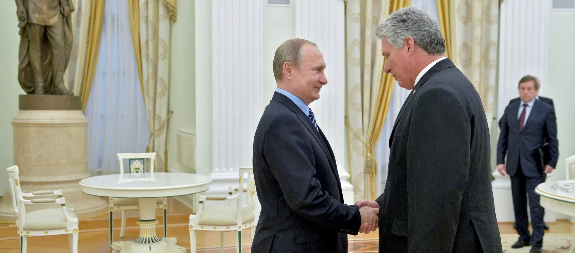 Presidente ruso, Vladímir Putin, y primer vicepresidente de los Consejos de Estado y de Ministros de Cuba, Miguel Díaz-Canel Presidente ruso, Vladímir Putin, y primer vicepresidente de los Consejos de Estado y de Ministros de Cuba, Miguel Díaz-Canel - Sputnik Mundo, 1920, 28.10.2019
