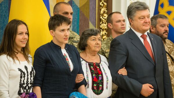 El presidente de Ucrania, Petró Poroshenko (dcha.) y la piloto ucraniana, Nadezhda Sávchenko (segunda de la izda.) - Sputnik Mundo