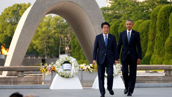 Barack Obama, presidente de EEUU y el primer ministro japonés, Shinzo Abe durante visita al Monumento de la Paz en Hiroshima - Sputnik Mundo