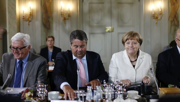 El ministro de asuntos exteriores de Alemania, Frank-Walter Steinmeier vicecanciller, Sigmar Gabriel, cancillera Ángela Merkel - Sputnik Mundo