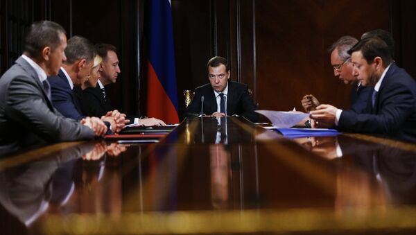Primer ministro de Rusia, Dmitri Medvédev, en una reunión con los viceprimeros ministros - Sputnik Mundo