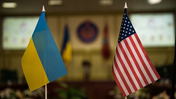 Banderas Ucrania y EEUU - Sputnik Mundo