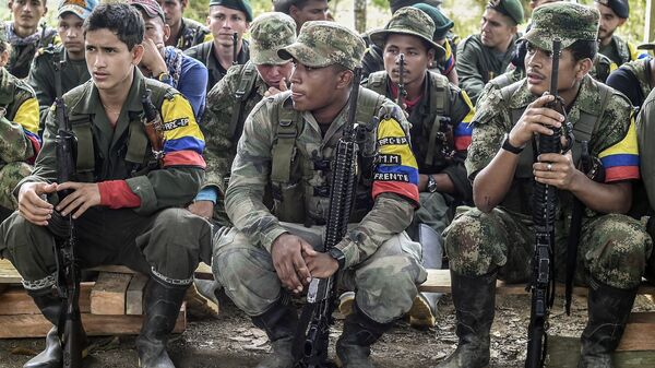 Revolutionary Armed Forces of Colombia (FARC) guerrillas listen during a class on the peace process between the Colombian government and their force, at a camp in the Colombian mountains on February 18, 2016. - Sputnik Mundo