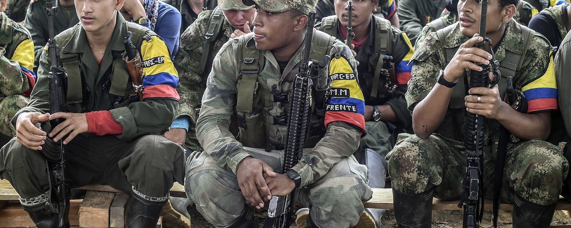 Revolutionary Armed Forces of Colombia (FARC) guerrillas listen during a class on the peace process between the Colombian government and their force, at a camp in the Colombian mountains on February 18, 2016. - Sputnik Mundo, 1920, 04.10.2021