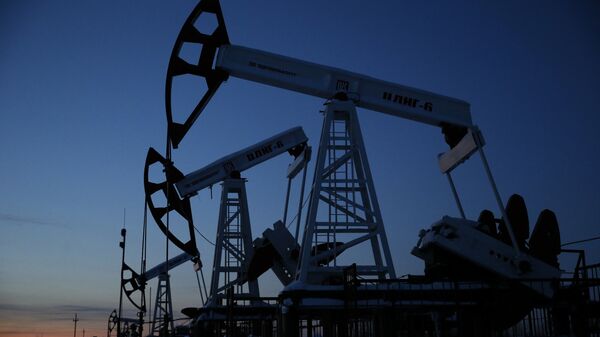 Pump jacks are seen at the Lukoil company owned Imilorskoye oil field, as the sun sets, outside the West Siberian city of Kogalym, Russia, January 25, 2016 - Sputnik Mundo