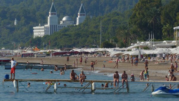 Turistas en una playa de Antalya, Turquía - Sputnik Mundo