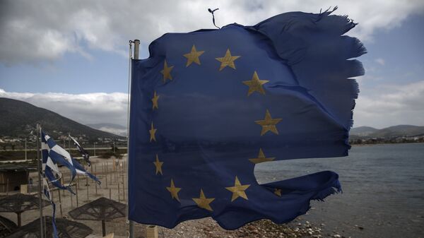 Una bandera maltrecha de la UE - Sputnik Mundo