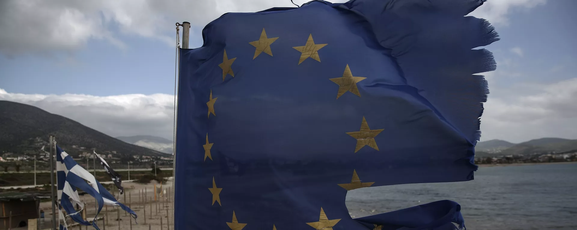 Una bandera maltrecha de la UE - Sputnik Mundo, 1920, 12.12.2023