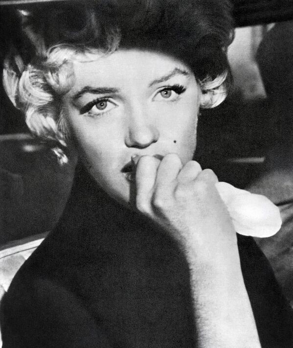 A portrait taken on December 3, 1961 shows American actress Marilyn Monroe - Sputnik Mundo