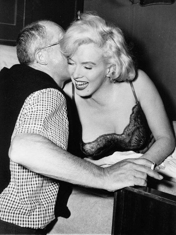 Director Billy Wilder whispers the words of advice to Marilyn Monroe, right, prior to shooting the scene from the film Some Like it Hot, in which Monroe is back to work in Hollywood for the first time in two years - Sputnik Mundo