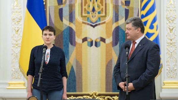 Petró Poroshenko, presidente de Ucrania, y Nadezhda Sávchenko - Sputnik Mundo