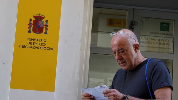 Un hombre dejando la oficina del Ministerio de Empleo y Seguridad Social de España - Sputnik Mundo