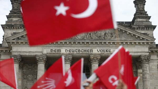 Banderas de Turquía con Bundestag al fondo - Sputnik Mundo