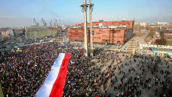 La gente con la bandera nacional de Polonia en Gdansk - Sputnik Mundo