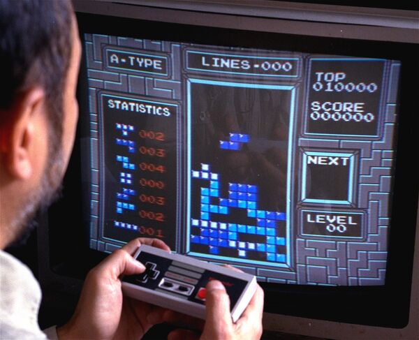 Un hombre jugando Tetris Un hombre jugando Tetris - Sputnik Mundo