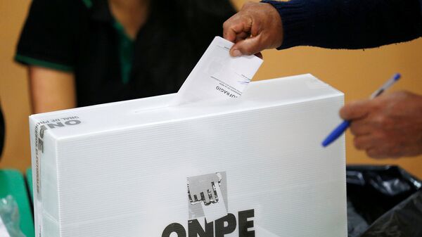 A man casts his ballot in Peru's presidential election at a voting station in Lima, Peru - Sputnik Mundo