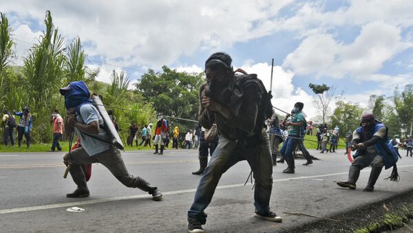 Farmers clash with Colombian riot police as they block the Panamerican highway on June 2, 2016, - Sputnik Mundo