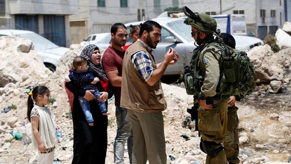 Soldados israelíes han parado una familia palestina cerca de una entrada a Yatta (archivo) - Sputnik Mundo