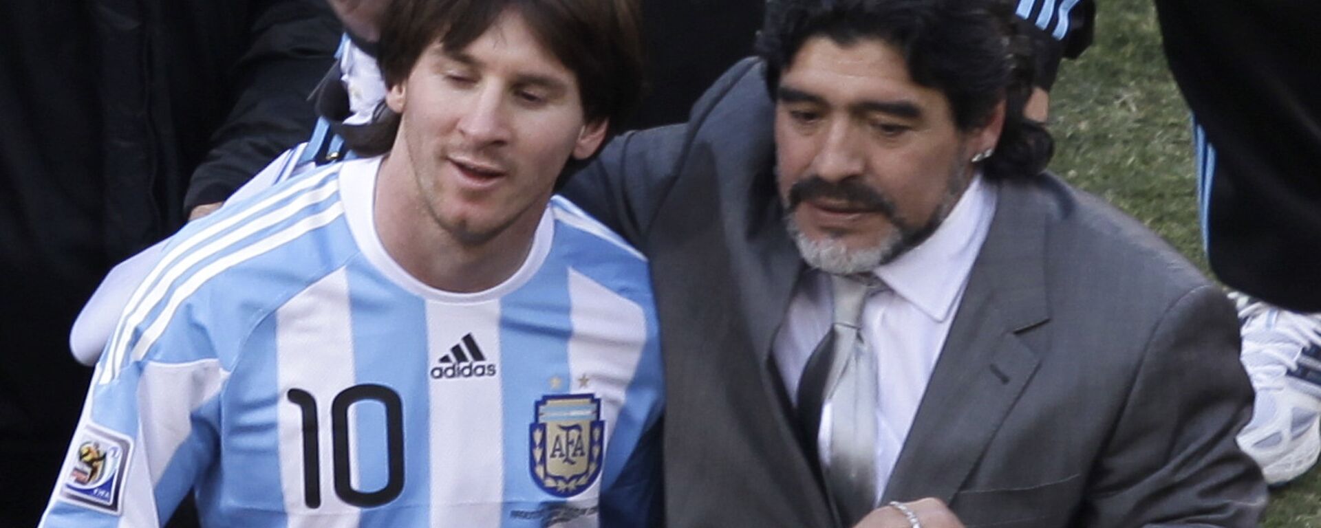 Lionel Messi con Diego Maradona en el Mundial de 2010 - Sputnik Mundo, 1920, 17.11.2022
