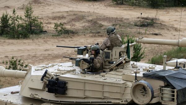 U.S. army soldiers with their M1 Abrams take part in the Saber Strike NATO military exercise in Adazi - Sputnik Mundo