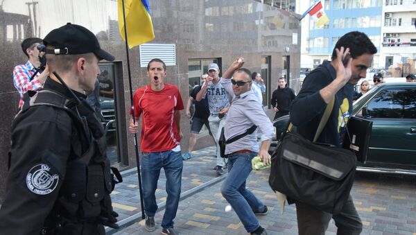 Los radicales arrojando huevos al edificio del Consulados General en Odesa, Ucrania - Sputnik Mundo