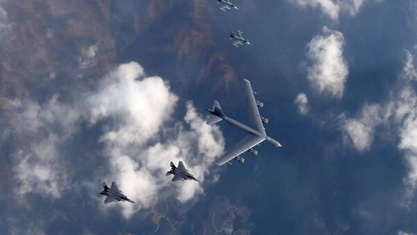 Bombardero estatégico B-52 hace formación con cazas F-15K y F-16 - Sputnik Mundo