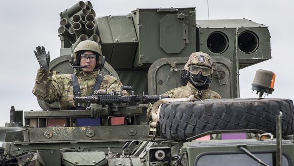 Members of US Army's 2nd Cavalry Regiment ride on an armored vehicle during the ''Dragoon Ride II'' military exercise near Kupiskis some 160 kms (100 miles) north of the capital Vilnius, Lithuania - Sputnik Mundo