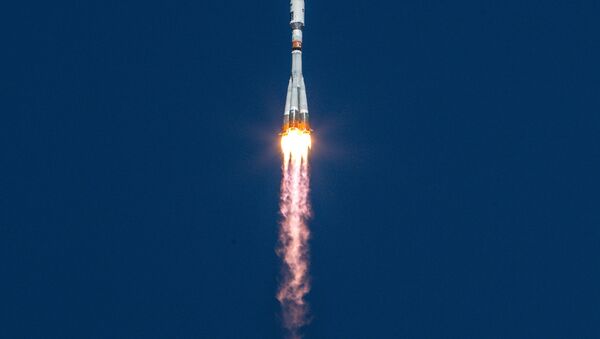 El lanzamiento del cohete Soyuz con satélites Lomonosov, Aist-2D y SamSat-218 a bordo - Sputnik Mundo
