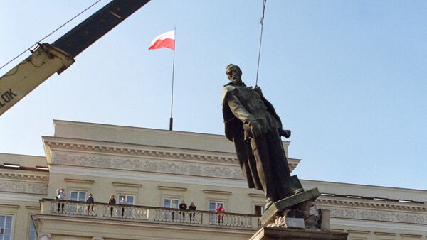 Demolición del monumento a Dzerzhinski, político soviético de nacionalidad polaca - Sputnik Mundo