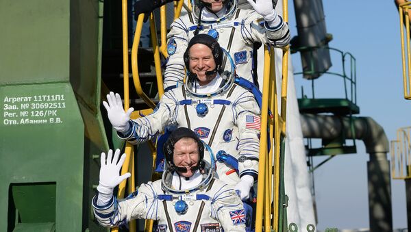 Los cosmonautos Timothy Peake, Timothy Kopra, Yuri Malénchenko - Sputnik Mundo