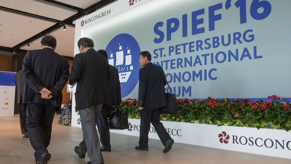 Los participantes del Foro Económico Internacional en San Petersbrugo - Sputnik Mundo