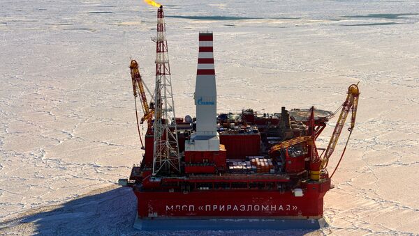 Plataforma sobre el yacimiento petrolífero Prirazlomnoye en el Árctico - Sputnik Mundo
