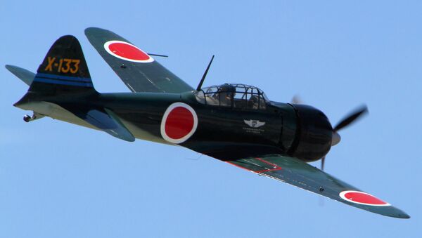 Caza japonés de la Segunda Guerra Mundial, Mtisubishi Zero A6M3 en vuelo durante el show aéreo - Sputnik Mundo