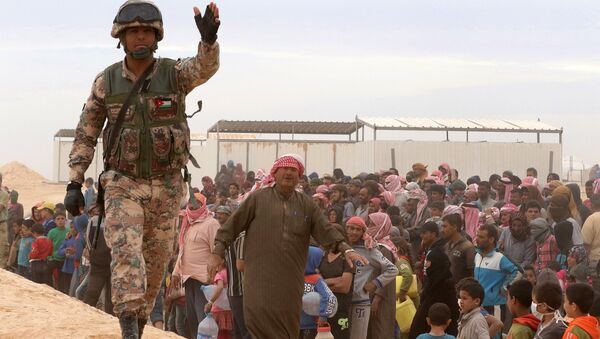 Un soldado jordano protege a los refugiados sirios (archivo) - Sputnik Mundo