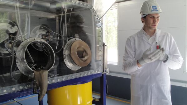 Serguéi Florya, el ingeniero jefe de la empresa rusa RosRAO enseña la instalación para la purificación del tritio del agua - Sputnik Mundo