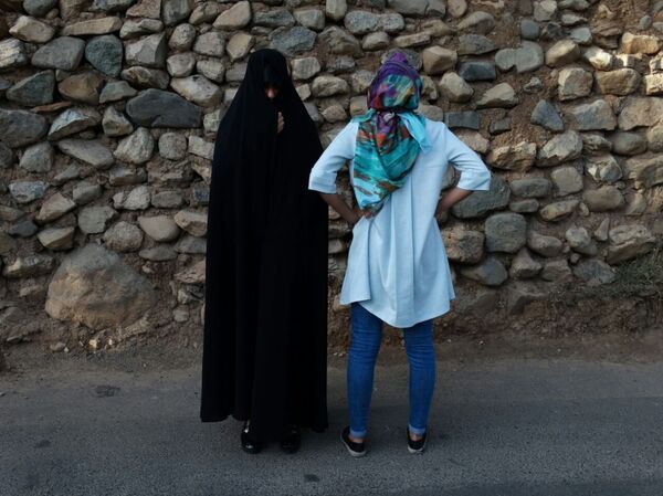 Pese a que vestir el chador no evita completamente una posible inspección por parte de la policía moral, el velo colorido atrae mucho más la atención de los oficiales de la ley. Pese a que vestir el chador no evita completamente una posible inspección por parte de la policía moral, el velo colorido atrae mucho más la atención de los oficiales de la ley. - Sputnik Mundo