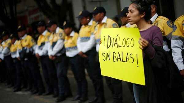 Una manifestación después de los enfrentamientos en Oaxaca - Sputnik Mundo