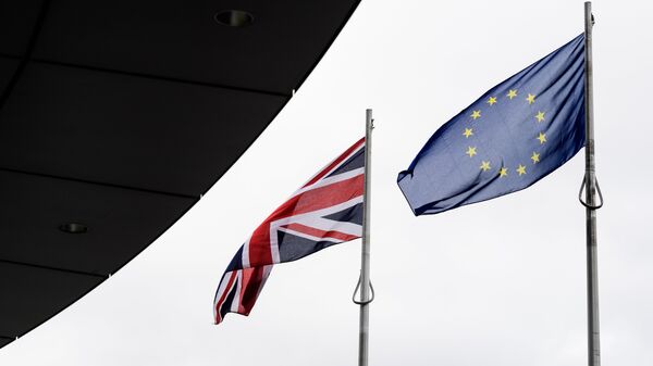 Banderas del Reino Unido y de la UE (archivo) - Sputnik Mundo