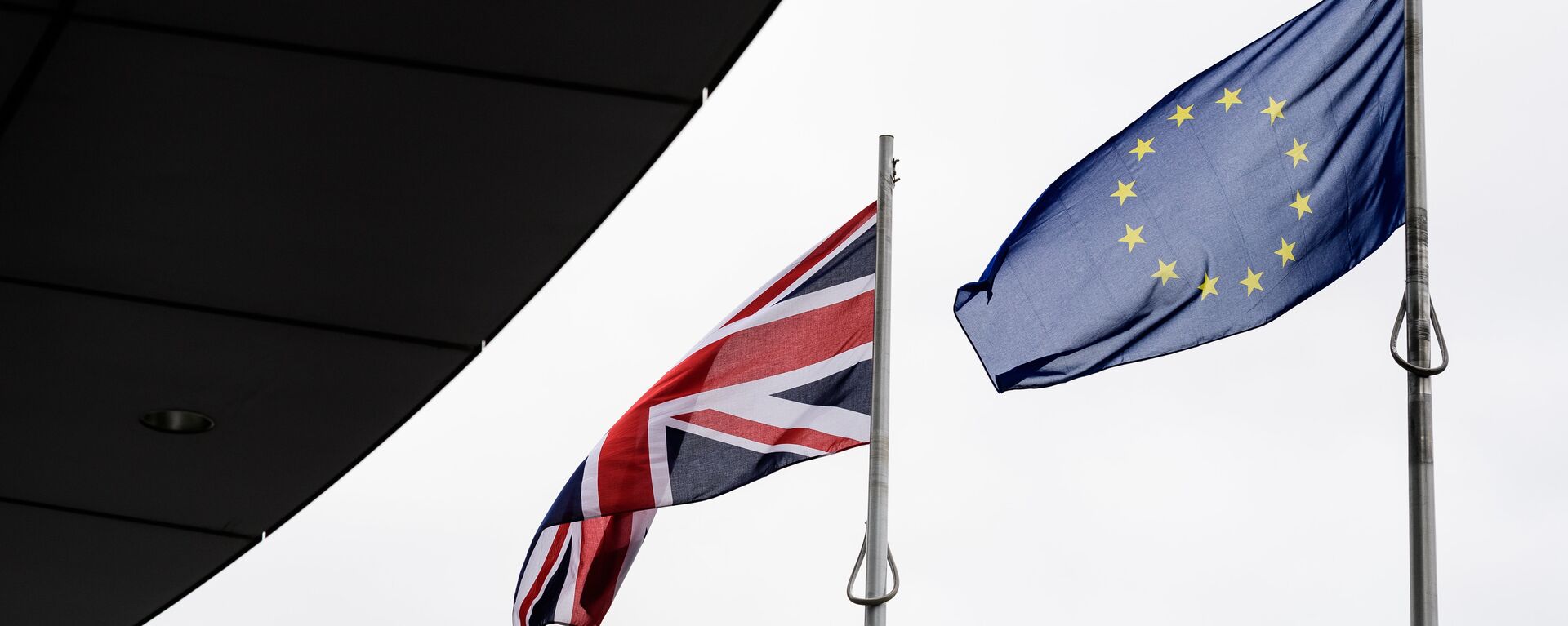 Banderas del Reino Unido y de la UE - Sputnik Mundo, 1920, 15.06.2022