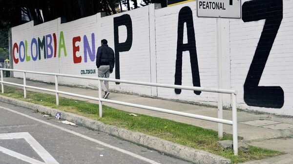Un graffiti con una frase que dice Colombia en paz - Sputnik Mundo
