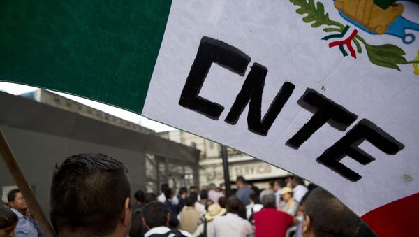 La bandera de México con las letras CNTE (Coordinadora Nacional de Trabajadores de la Educación) - Sputnik Mundo